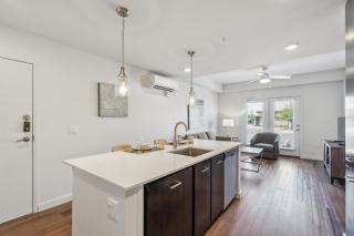Resort Style - minutes from hospital - Pool, Gym, Free Wi-fi - Marble Falls - 4
