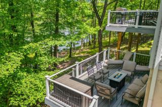 Lakeview Retreat w Kayaks Game Room Firepits Gated Community w Lake Beach Access - East Stroudsburg - 0