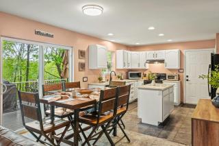 Lakeview Retreat w Kayaks Game Room Firepits Gated Community w Lake Beach Access - East Stroudsburg - 5