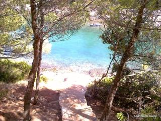 Villa with pool in a beautiful bay on island Hvar - Vrboska - 2
