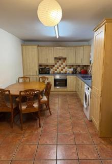 Spacious 5BR Work-Ready Comfort - Belfast - 8