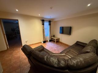Spacious 5BR Work-Ready Comfort - Belfast - 6
