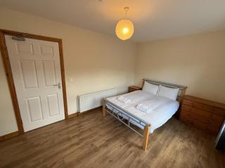 Spacious 5BR Work-Ready Comfort - Belfast - 4