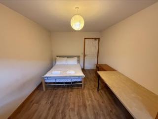Spacious 5BR Work-Ready Comfort - Belfast - 3