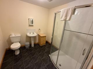 Spacious 5BR Work-Ready Comfort - Belfast - 2
