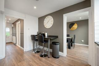 Exclusive Offers I 5 Bedroom House I Free Parking I Sleeps 10 I Elevate Living Estates Short Lets & Serviced Apartments - - 1