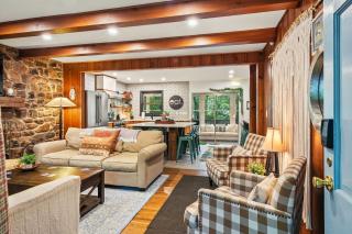 The Horseshoe Hideaway Lake Harmony Cabin w Hot Tub Game Porch - Lake Harmony - 4