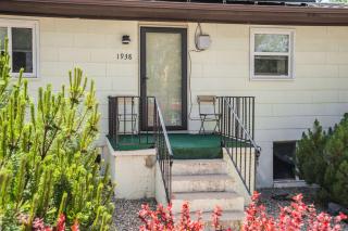 Pine Hollow Cozy Downtown Stay w Fire Pit - 5