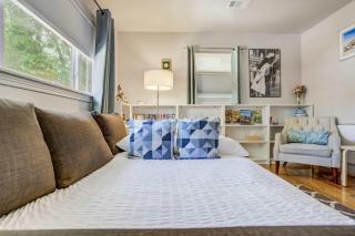 Pine Hollow Cozy Downtown Stay w Fire Pit - 1