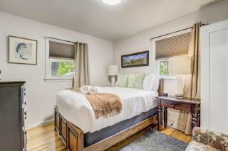 Pine Hollow Cozy Downtown Stay w Fire Pit - 9