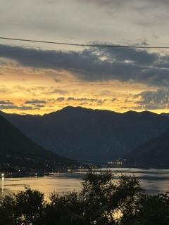 Sea and Mountain View - Cozy Pool Flat - Sleeps 6 - 8