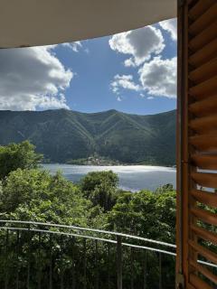 Sea and Mountain View - Cozy Pool Flat - Sleeps 6 - Dobrota - 4