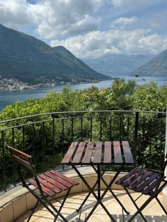 Sea and Mountain View - Cozy Pool Flat - Sleeps 6 - Dobrota - 6