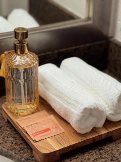 Elegant Suite at Marina-Venice Beach with Pool, Jacuzzi, GYM by Holisticā Retreats - 6