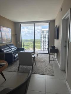 Lovely Downtown Doral - 3