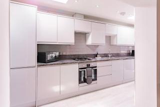 The Stylish Shamrock London Escape - Modern and Airy Apartment with Garden - London - 8