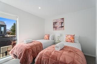 Explore Wanaka - Mountain Views, Riverside Locale Townhouse - 1