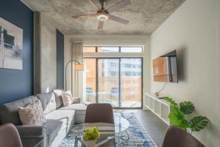 Classy 2BD CDT , Gym, Pool, Parking, Sleeps 8 - Phoenix - 0