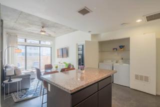 Classy 2BD CDT , Gym, Pool, Parking, Sleeps 8 - Phoenix - 5