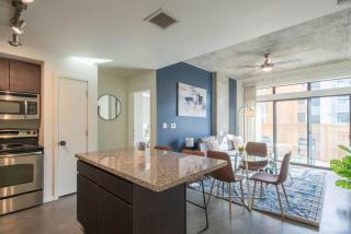 Classy 2BD CDT , Gym, Pool, Parking, Sleeps 8 - Phoenix - 4