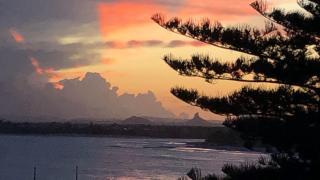 Waterfront, Excellent Ocean & Shipping Lane View - Caloundra - 4
