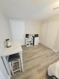 Charming 1 bed suite with AC and WiFi in Lakeland - 8