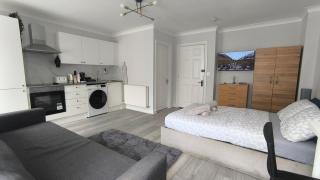 Parkside Studio Retreat, 5 min from station ,R2 - London - 5