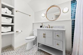 The Gatsby Carriage House Luxe Stay w Game Room - Louisville - 5