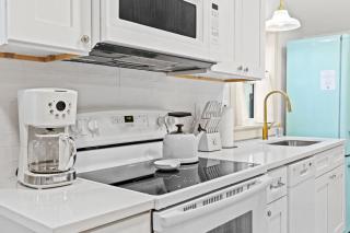The Gatsby Carriage House Luxe Stay w Game Room - Louisville - 3