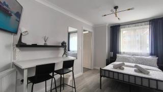 Fully equipped Parkside room 5min from Colliers wood Station R4 - 0