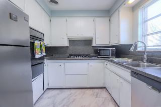 Charming 2 Bed Room in Cleveland - 2