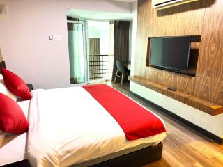 High Floor 2BR Loft Seaview Maritime by Golden Hour 2006 - 1