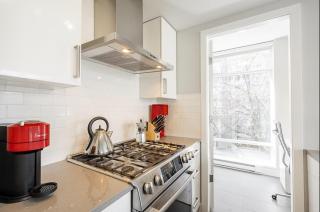 Urban Comfort Central 2BR Apartment with City Views - Vancouver - 3