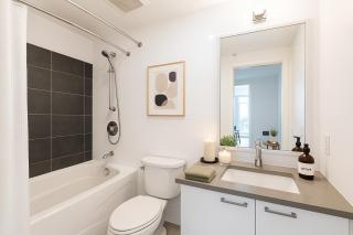 Urban Comfort Central 2BR Apartment with City Views - Vancouver - 2