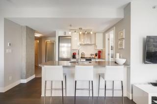 Urban Comfort Central 2BR Apartment with City Views - Vancouver - 6