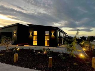 Tranquil New Home with Stunning Hill Views - Christchurch - 0