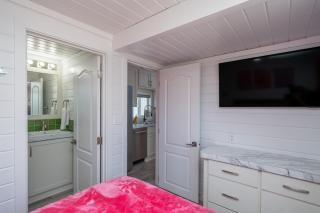 The Boozy Bungalow at Roadrunner Resort - - 9