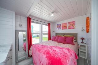 The Boozy Bungalow at Roadrunner Resort - 8