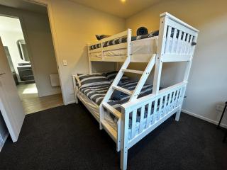 Tranquil New Home with Stunning Hill Views - Christchurch - 4