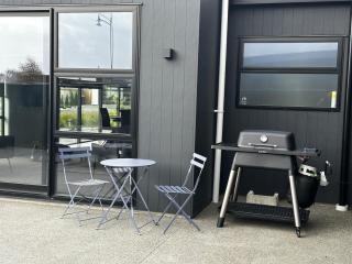 Tranquil New Home with Stunning Hill Views - Christchurch - 8
