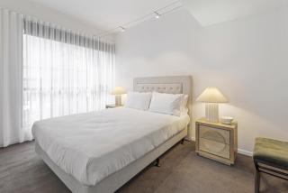 Chic Inner-City Stay with Balcony Views - Melbourne - 8