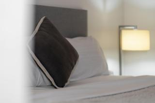 Modern 2BR 2BA Apartment with Parking in South Brisbane - Brisbane - 4