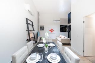 Modern 2BR 2BA Apartment with Parking in South Brisbane - Brisbane - 2