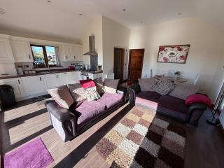 Poppy Lodge-Tranquil-Fishing-Hot Tub-7m to Beach - Garton - 9