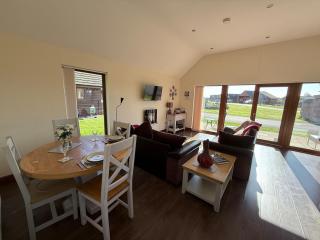 Poppy Lodge-Tranquil-Fishing-Hot Tub-7m to Beach - Garton - 8