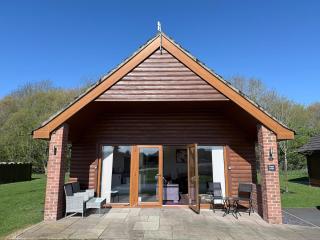 Poppy Lodge-Tranquil-Fishing-Hot Tub-7m to Beach - Garton - 4