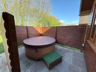 Poppy Lodge-Tranquil-Fishing-Hot Tub-7m to Beach - Garton - 2