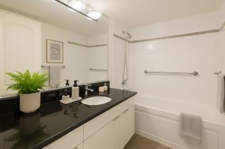 Coal Harbour Chic 2BR Apartment with Balcony and Waterfront Access - Vancouver - 5