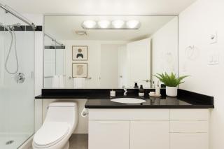 Coal Harbour Chic 2BR Apartment with Balcony and Waterfront Access - Vancouver - 3