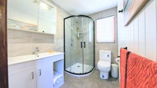 Sunset Beach Villa Beach front home situated on the Huon River Sleeps 8 - Garden Island Creek - 6